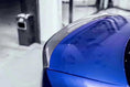 Bild in Galerie-Betrachter laden, BMW 3er G20 in Blau mit montiertem S3X2 Echtcarbon Heckspoiler in der Heckansicht