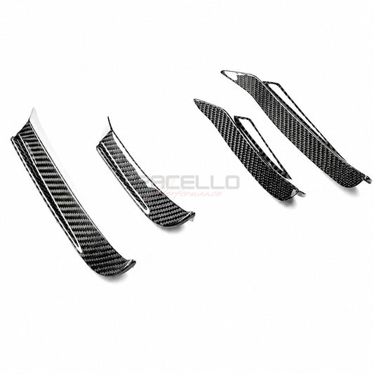A8X1 Echtcarbon Front Canards Set für BMW 8er G14 G15, vier Teile auf weißem Hintergrund
