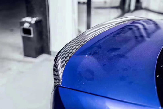 BMW 3er G20 in Blau mit montiertem S3X2 Echtcarbon Heckspoiler in der Heckansicht
