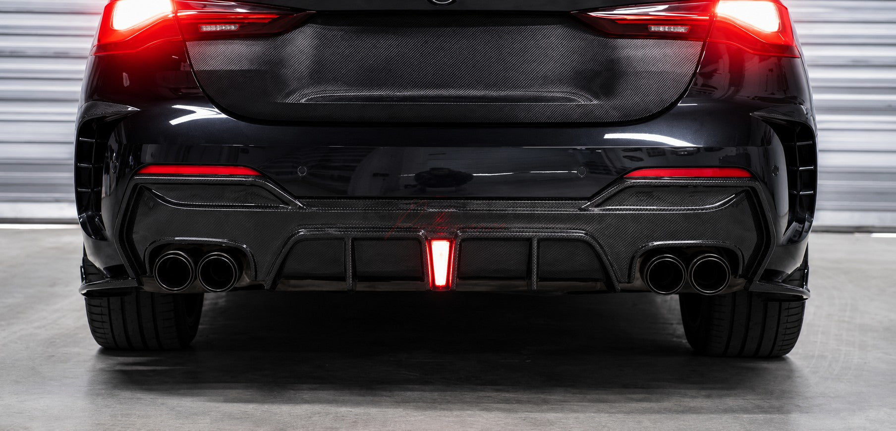 BMW 4er G22 G23 Heckansicht mit D4X2 Dry Carbon Heckdiffusor Set eingebaut