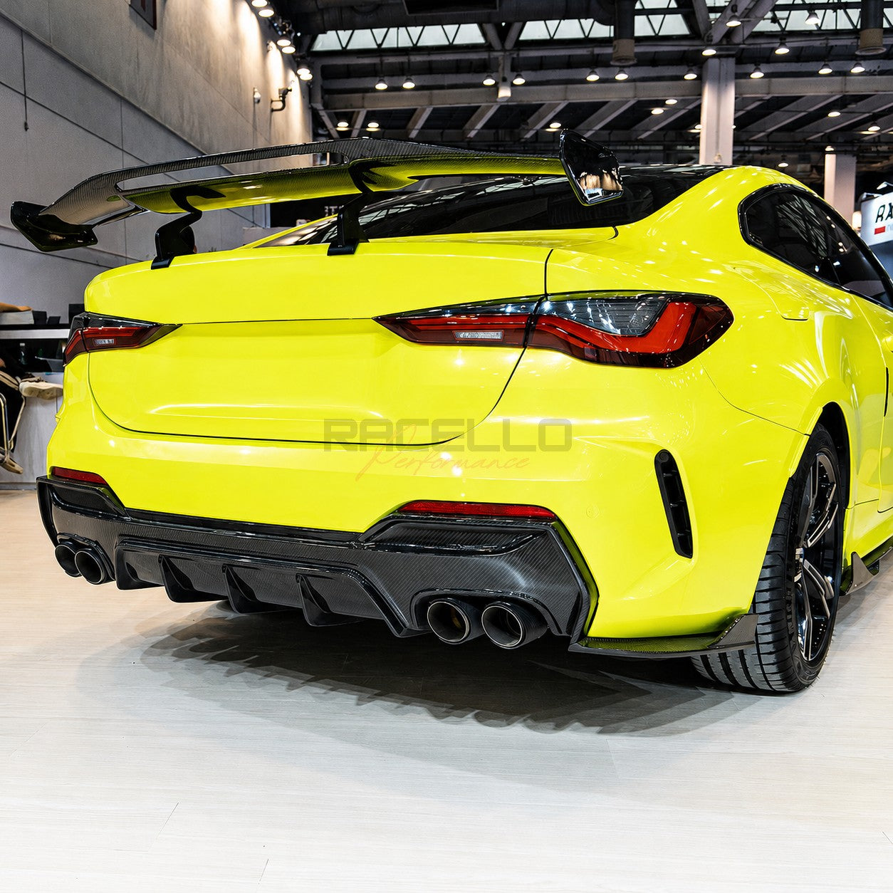 BMW 4er G22 G23 in Gelb mit T4X1 Dry Carbon Heckspoiler, Seitenansicht