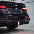 Bild in Galerie-Betrachter laden, BMW 4er G22 Heckansicht mit eingebautem D4X2 Dry Carbon Heckdiffusor und rotem LED-Akzent
