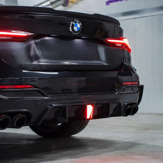 BMW 4er G22 Heckansicht mit eingebautem D4X2 Dry Carbon Heckdiffusor und rotem LED-Akzent