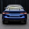 Bild in Galerie-Betrachter laden, BMW 4er G22 in Blau mit montiertem T4X1 Dry Carbon Heckspoiler, Heckansicht
