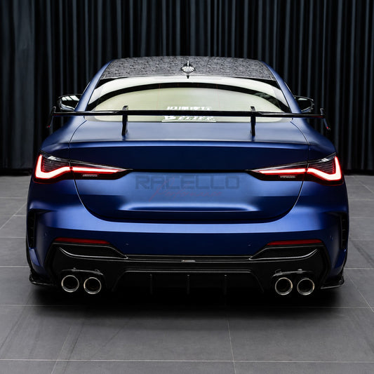 BMW 4er G22 in Blau mit montiertem T4X1 Dry Carbon Heckspoiler, Heckansicht