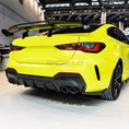 Bild in Galerie-Betrachter laden, BMW 4er G82 M4 in Gelb mit D4X1 Dry Carbon Heckdiffusor, seitliche Heckansicht
