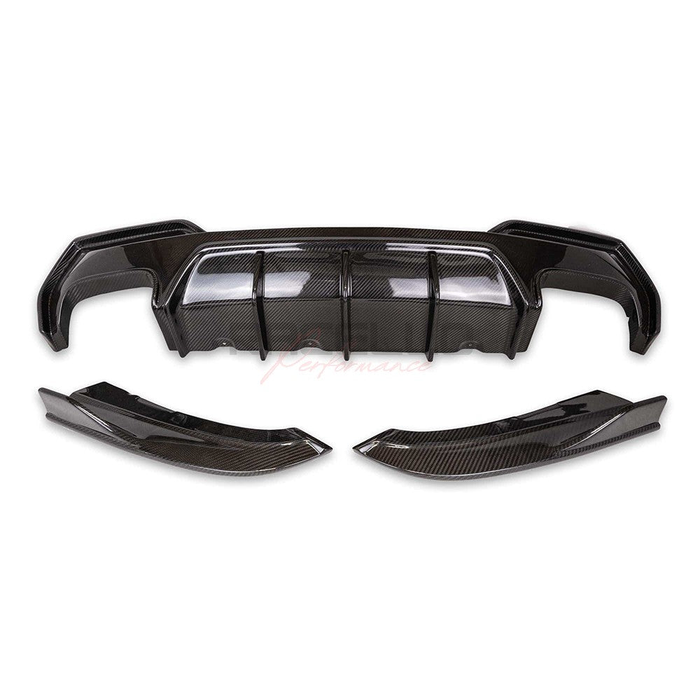 D4X1 Dry Carbon Heckdiffusor Set für BMW 4er G22 G23 G82 G83 mit seitlichen Eckteilen auf hellem Hintergrund