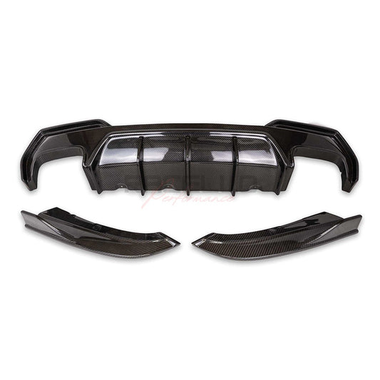 D4X1 Dry Carbon Heckdiffusor Set für BMW 4er G22 G23 G82 G83 mit seitlichen Eckteilen auf hellem Hintergrund
