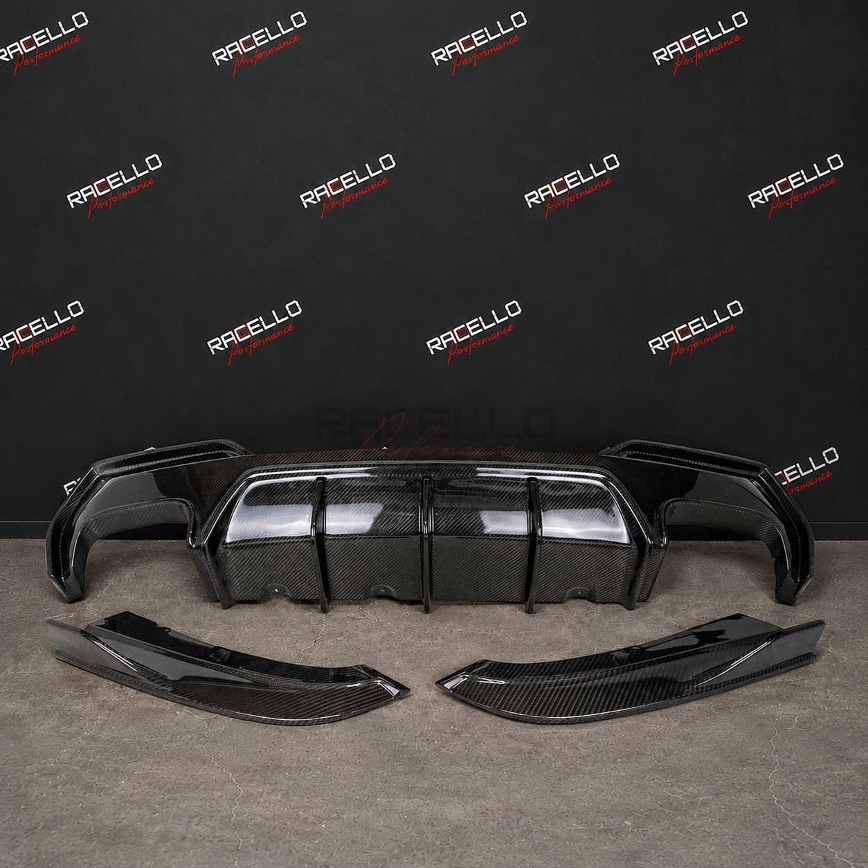 D4X1 Dry Carbon Heckdiffusor Set vor Racello Markenhintergrund