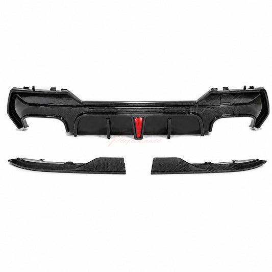 D4X2 Dry Carbon Heckdiffusor Set mit LED fuer BMW 4er G22 G23 auf weissem Hintergrund, alle Teile des Sets sichtbar