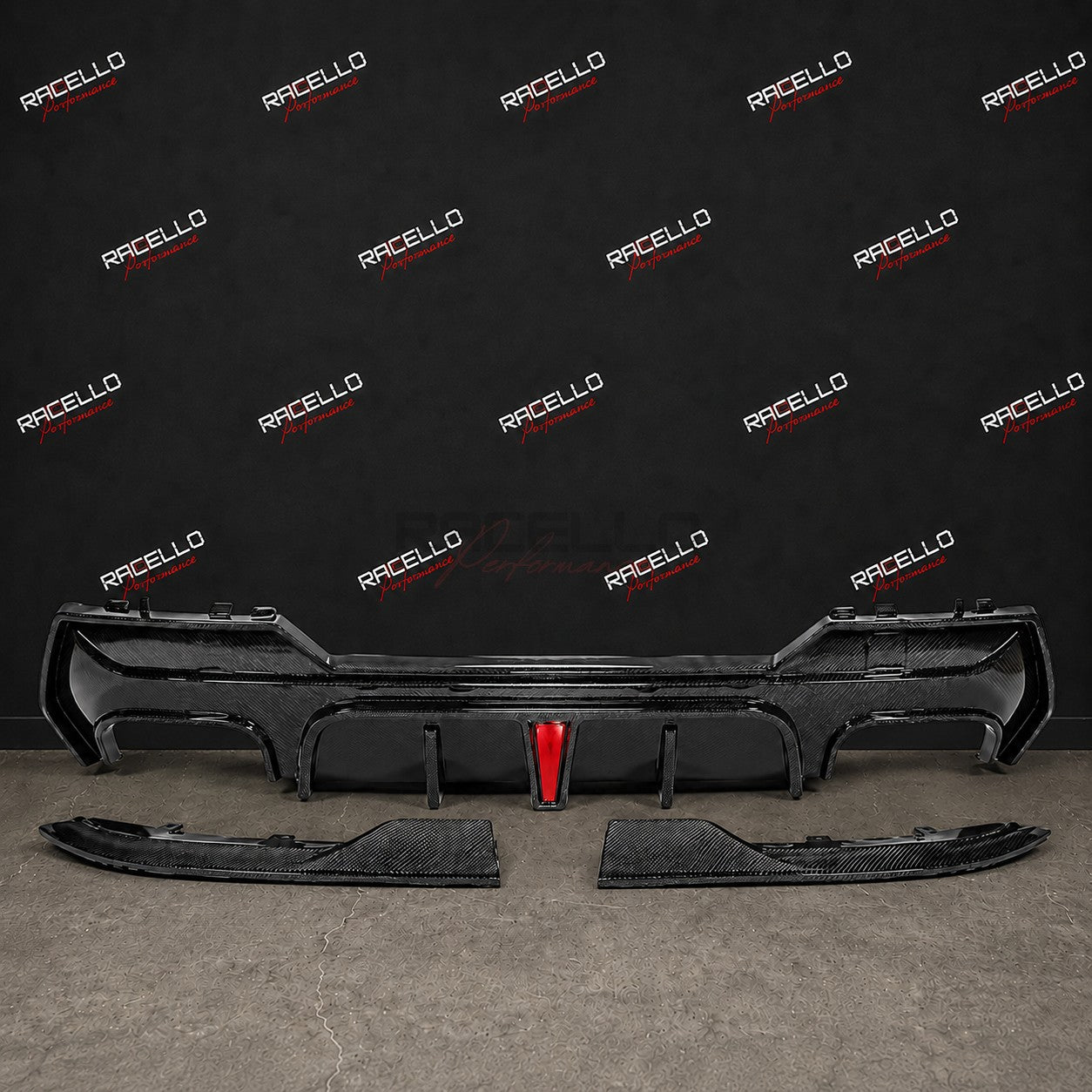D4X2 Dry Carbon Heckdiffusor Set fuer BMW 4er auf dunklem Hintergrund mit Racello Branding