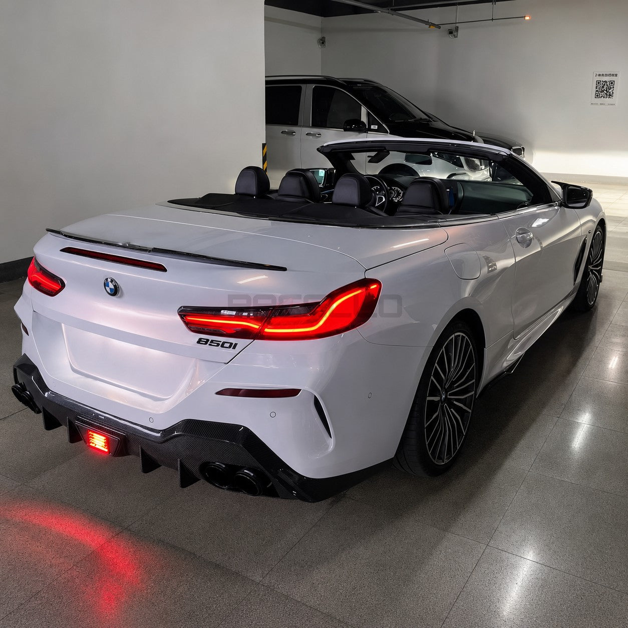 BMW 8er G14 Cabrio in Weiß mit montiertem D8X1 Dry Carbon Heckdiffusor, Heckansicht im Innenbereich