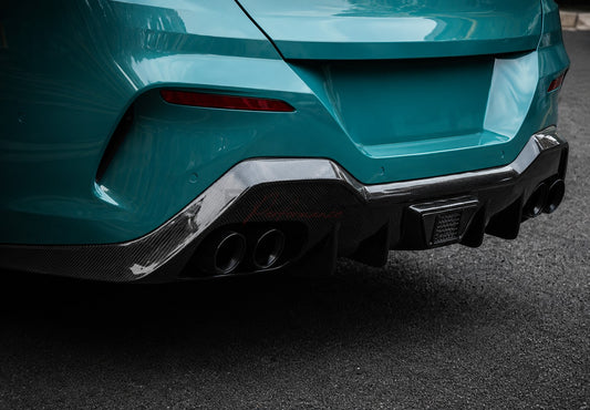 BMW 8er G15 Coupe mit D8X1 Dry Carbon Heckdiffusor, Heckansicht am Fahrzeug