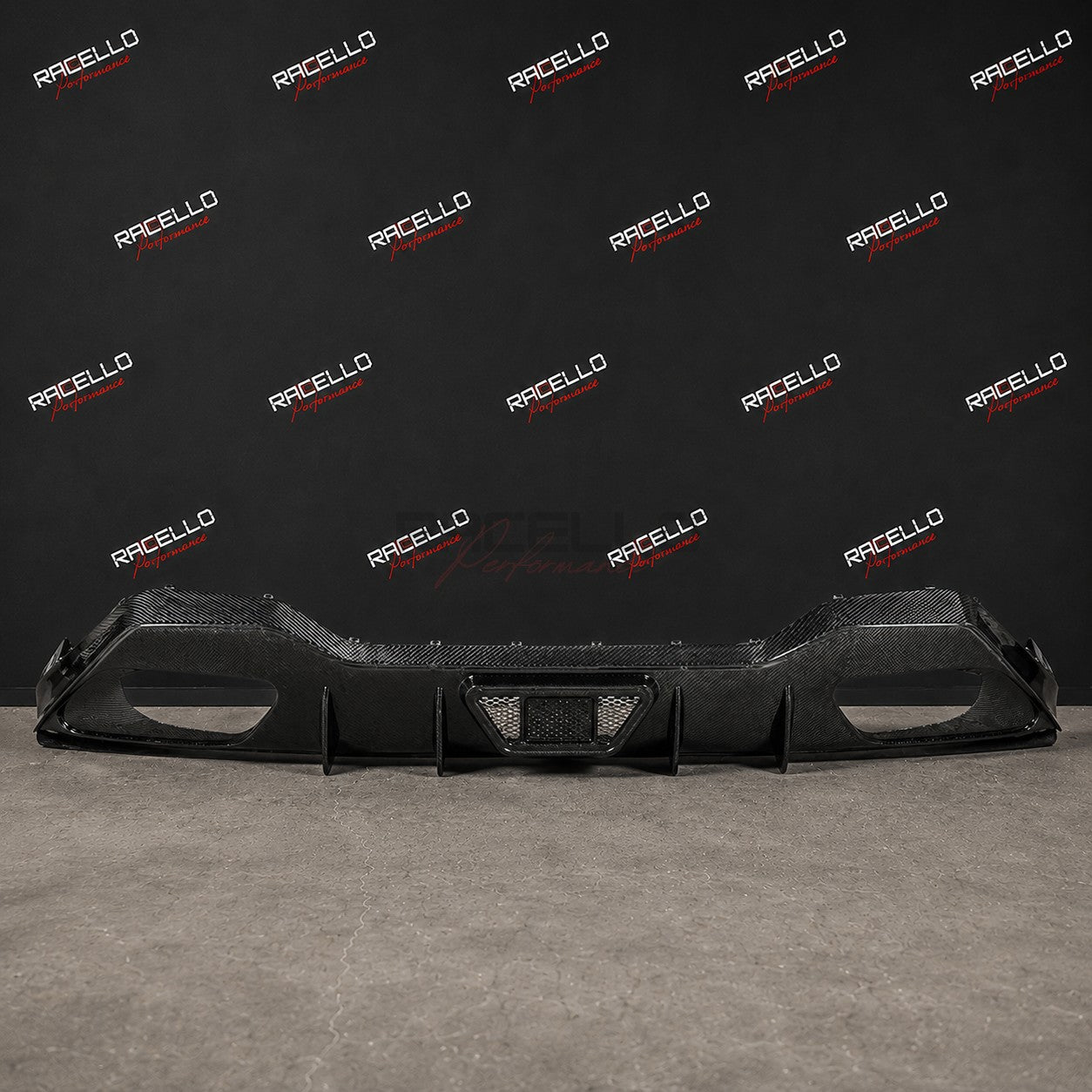 D8X1 Dry Carbon Heckdiffusor für BMW 8er G14 G15 F91 F92 vor Racello Markenwand