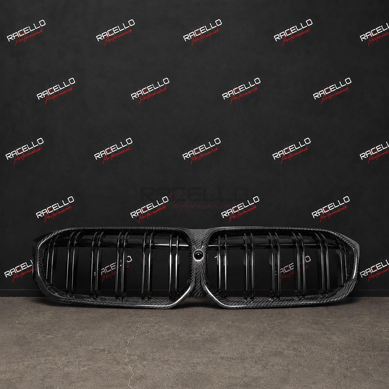 G3X1 Echtcarbon Nierengrill für BMW 3er G20 G21 LCI vor Racello Markenwand