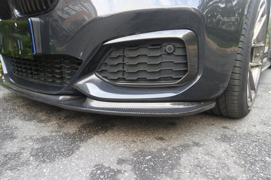 L1X1 Echtcarbon Frontspoiler montiert an der M Sport Frontstoßstange eines dunklen BMW 1er F20 LCI, Nahaufnahme von vorne unten
