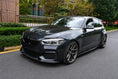 Bild in Galerie-Betrachter laden, Dunkelgrauer BMW 1er F20 LCI mit montiertem L1X1 Echtcarbon Frontspoiler und Carbon Seitenschwellern in einer Außenaufnahme
