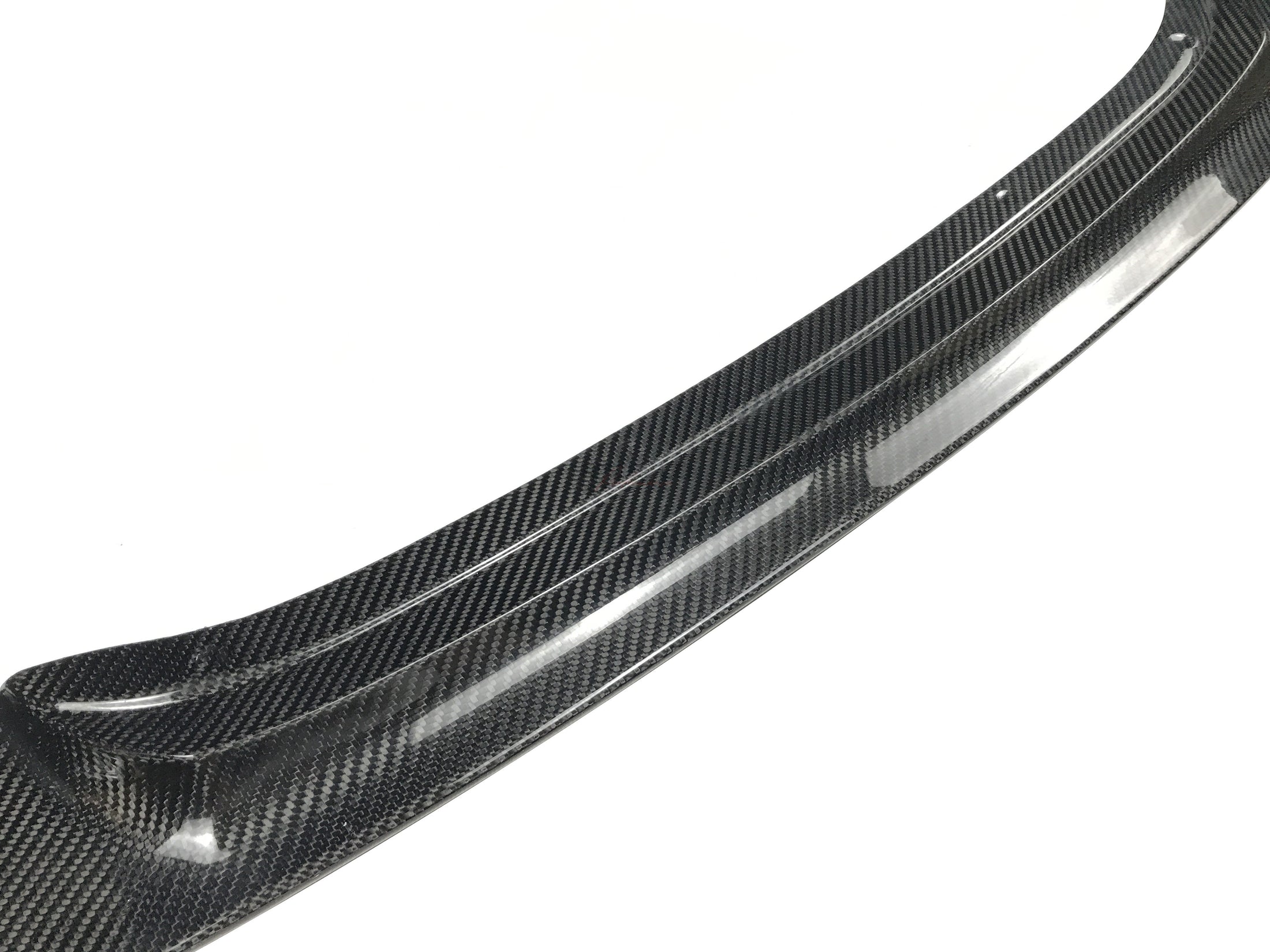 Nahaufnahme der 3K Twill Weave Oberfläche des L1X1 Echtcarbon Frontspoilers für BMW F20 LCI mit glänzendem Klarlack