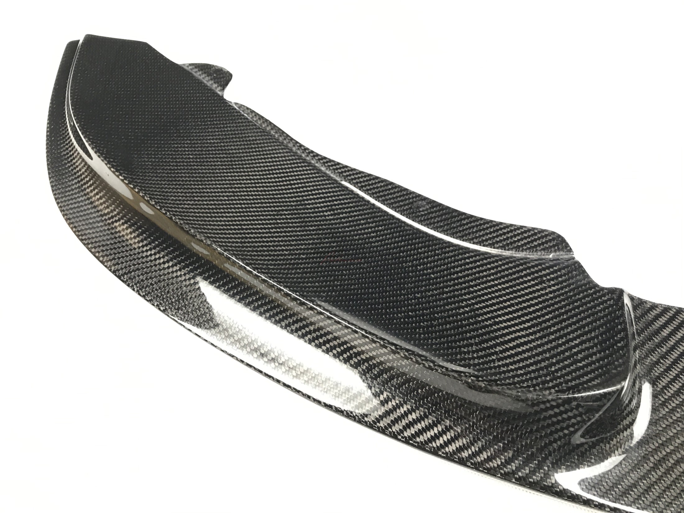 L1X1 Echtcarbon Frontspoiler für BMW 1er F20 LCI in schräger Draufsicht auf weißem Hintergrund, vollständige Breite und Rippenstruktur sichtbar