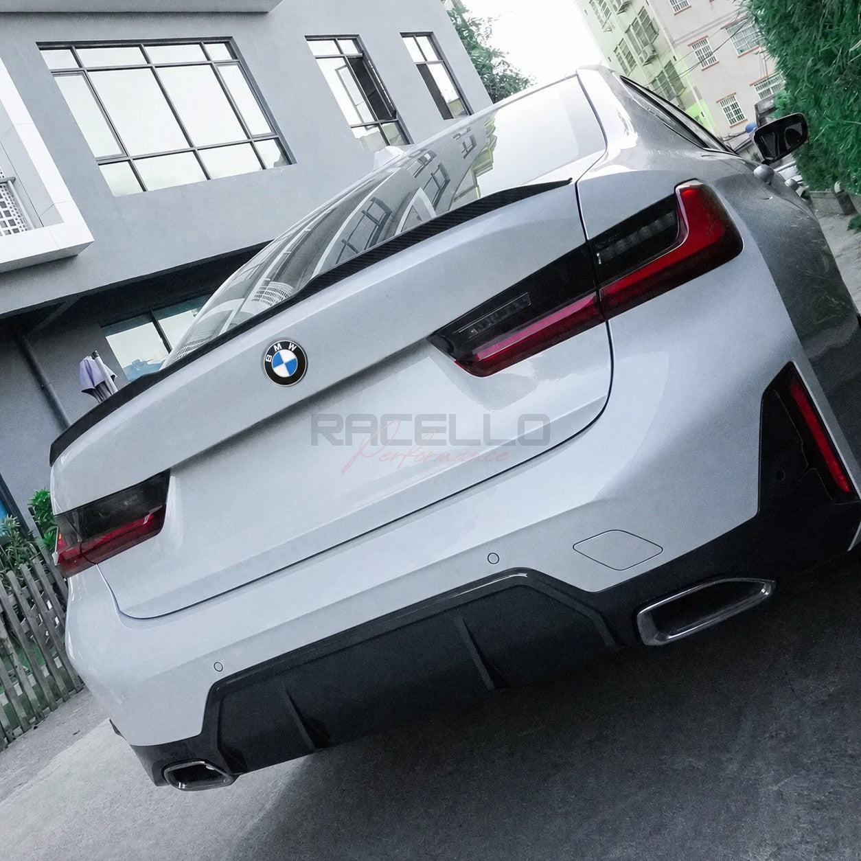 Weißer BMW 3er G20 mit S3X1 Echtcarbon Heckspoiler in der Heckansicht