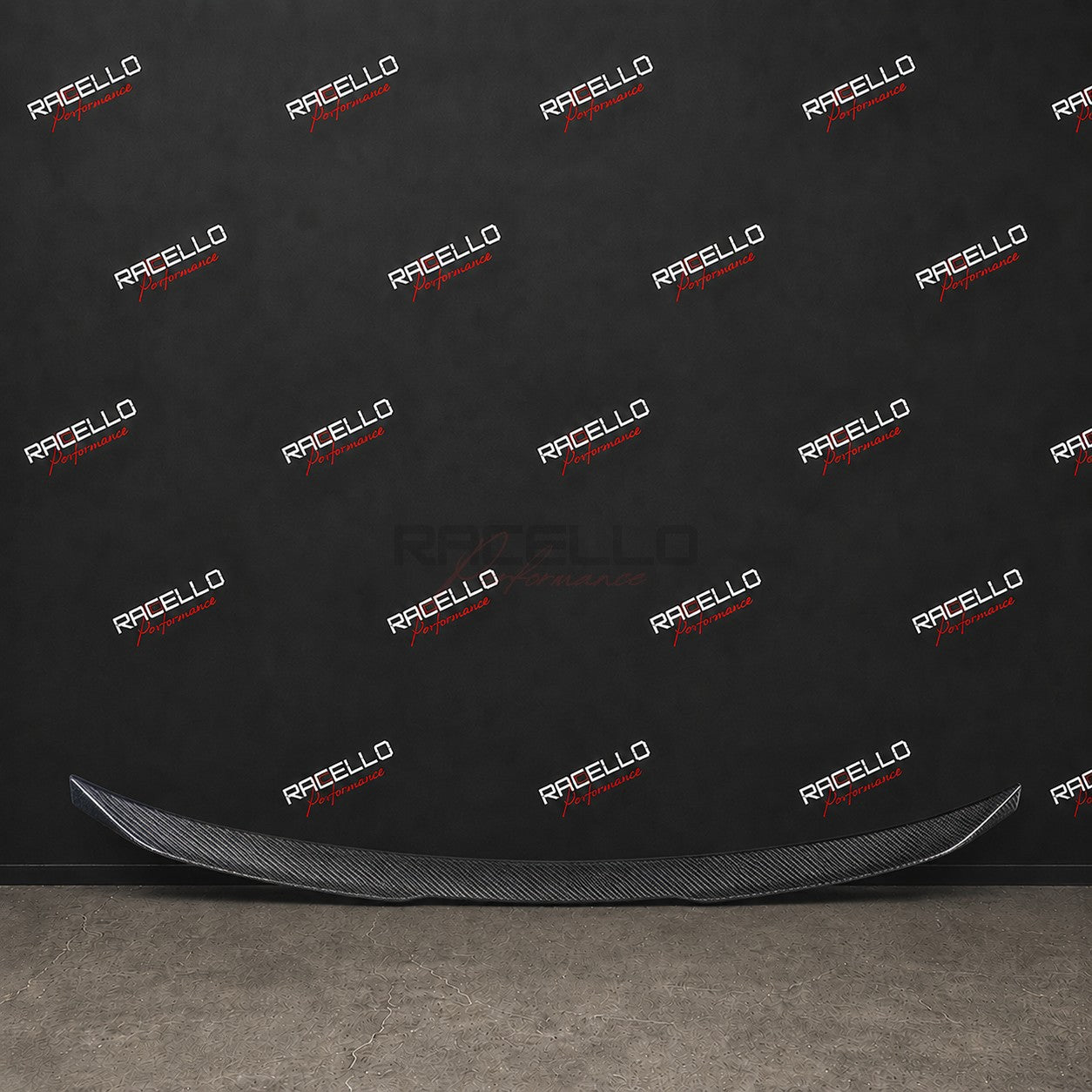 S3X1 Echtcarbon Heckspoiler BMW G20 G21 Carbon-Nahaufnahme vor Racello Markenwand