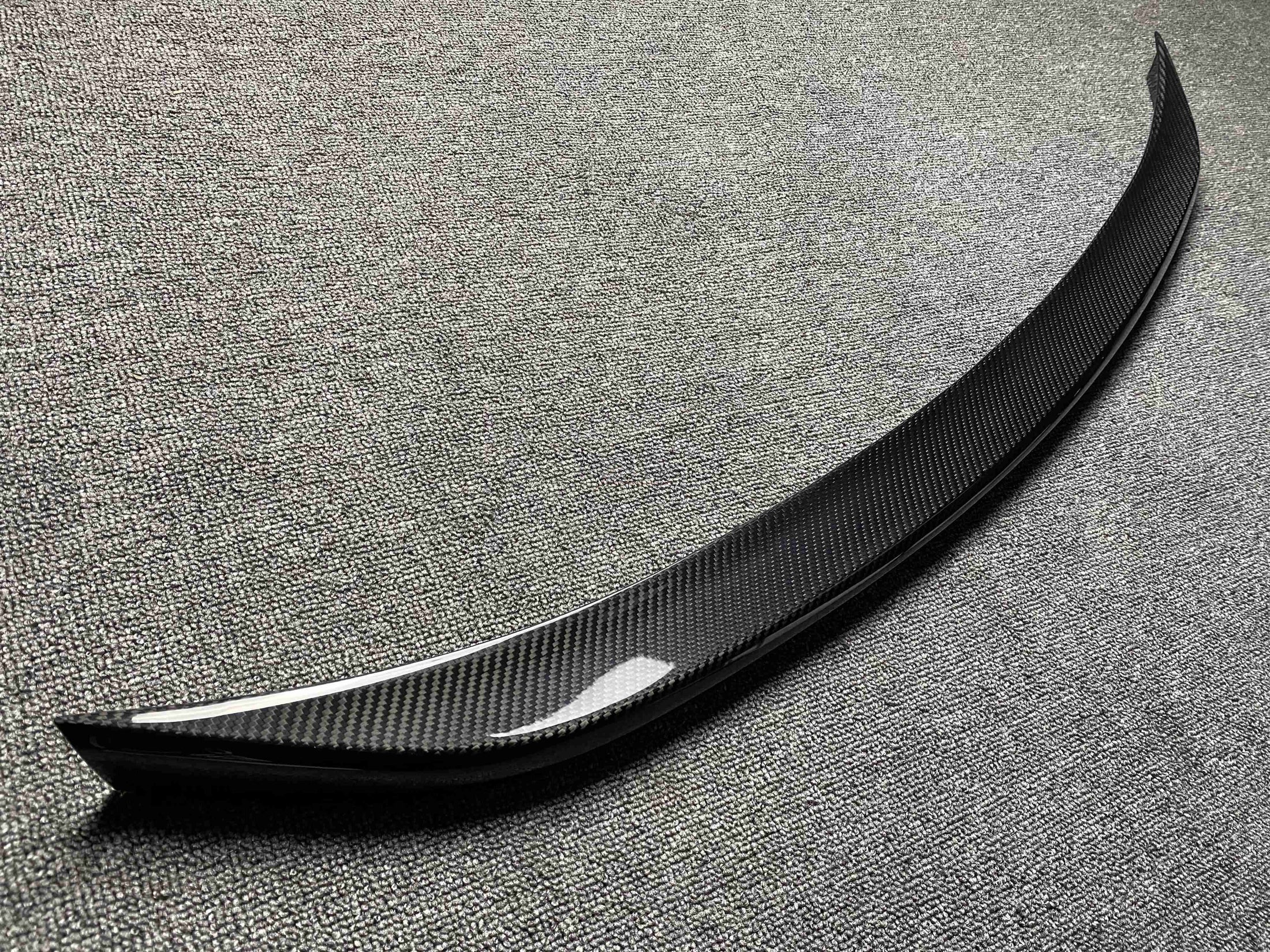S3X2 Echtcarbon Heckspoiler BMW G20 G21 in der Dreiviertelansicht mit sichtbarem Carbon-Gewebe