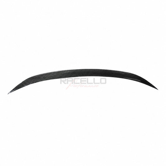S3X2 Echtcarbon Heckspoiler fuer BMW 3er G20 G21 G80 G81 auf weissem Hintergrund mit Racello Branding